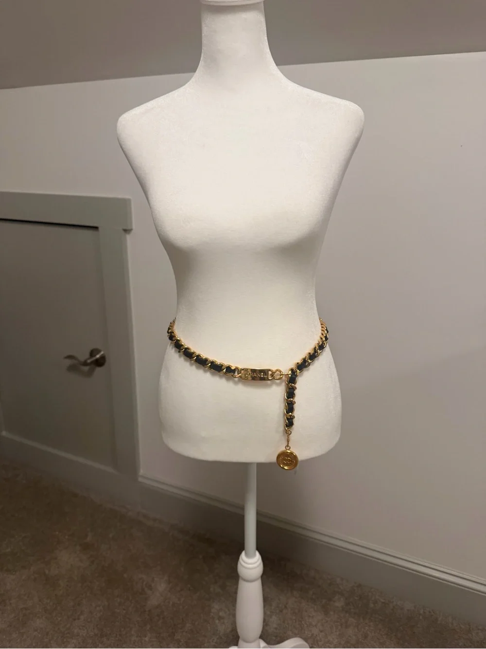 Chanel Vintage 1980s 31 Rue Cambon Medallion Black Leather Gold Chain Belt